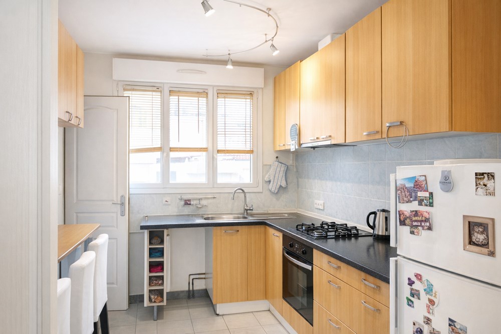 APPARTEMENT - 2 CHAMBRES - 58M² - CUISINE AMENAGEE - RESIDENCE SECURISEE - PARKING - CAVE photo 3